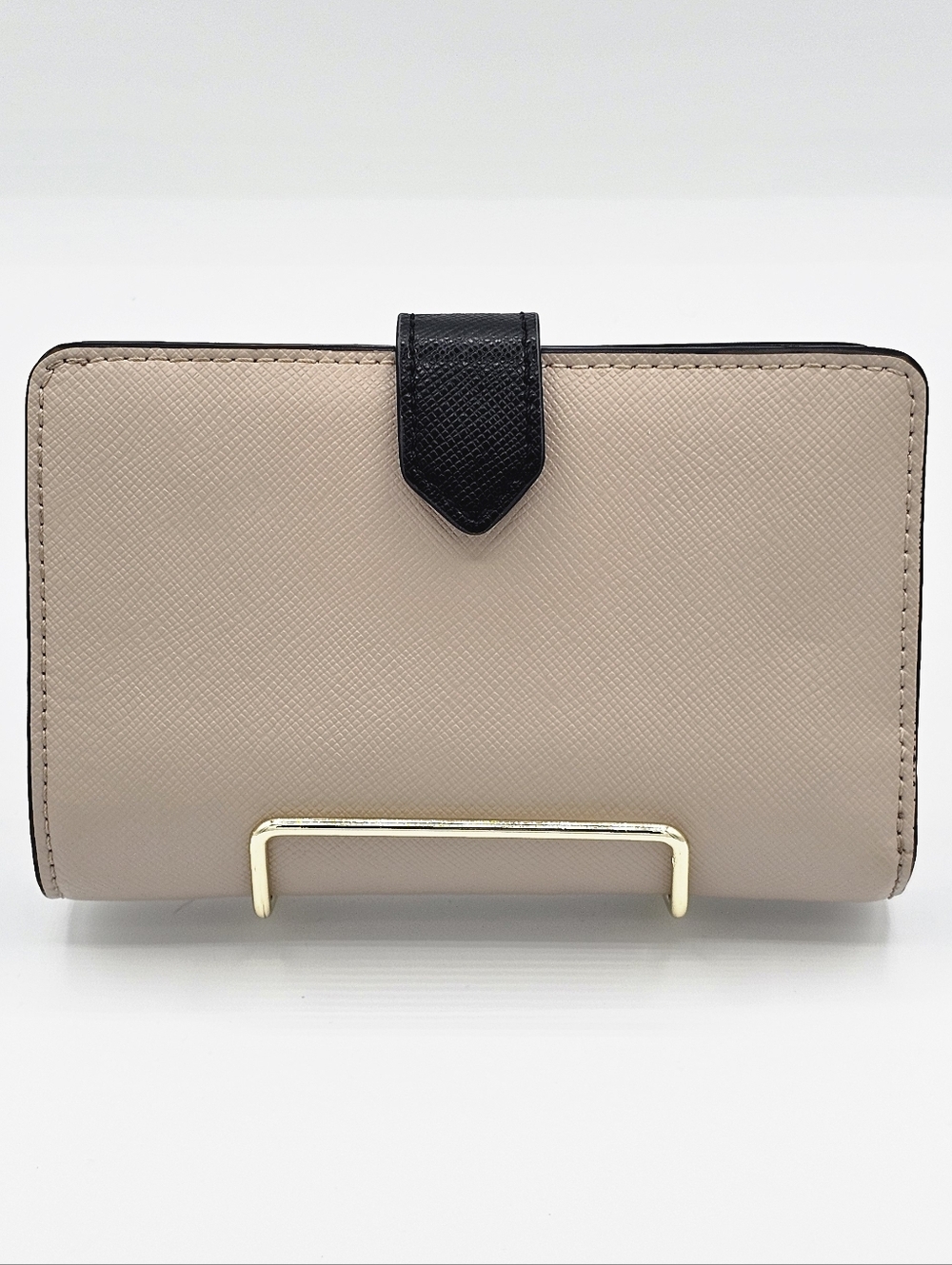 KATE SPADE Black and Beige Colorblock Compact Pebbled Leather Wallet - Picture 2 of 9